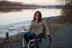 Mobil im Alltag mit Gehbehinderung Frau im Rollstuhl