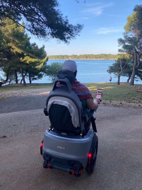 Über mich. Scewo Bro am Meer Gehbehinderung