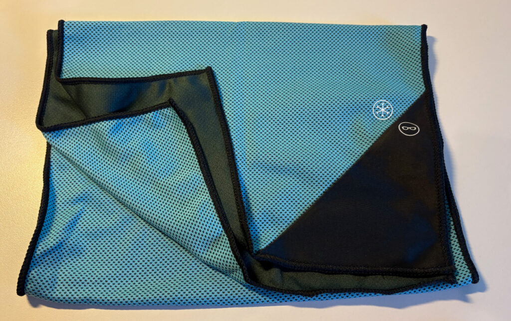kühlendes Halstuch in blau mit schwarzem Dreieck